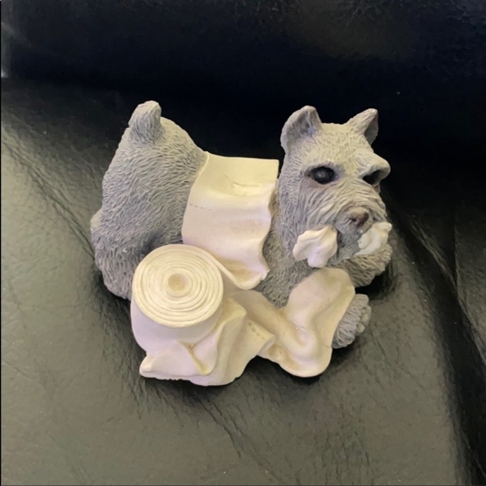 Doggy statue with toilet paper